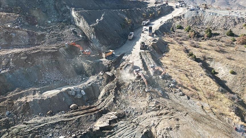 Göçük altında kalan şantiye müdürünü arama çalışmaları sürüyor