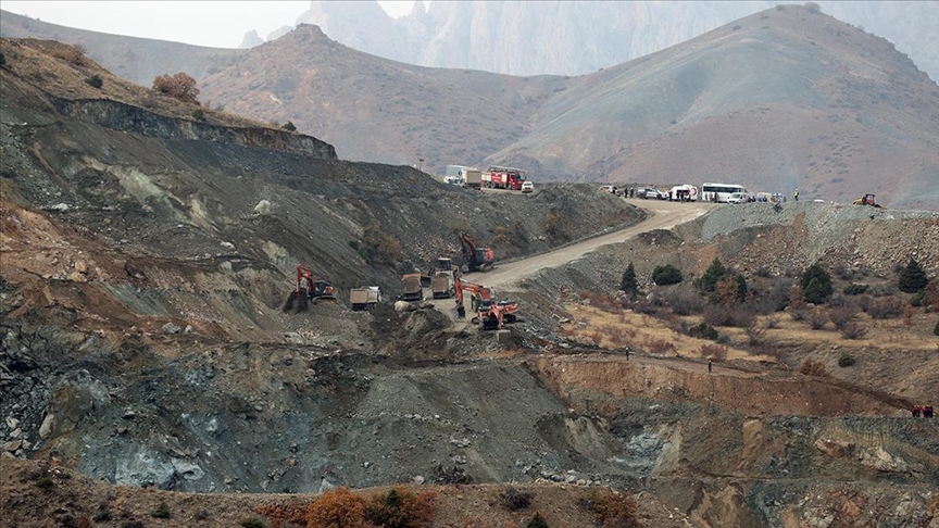Göçük altında kalan şantiye müdürünü arama çalışmaları sürüyor