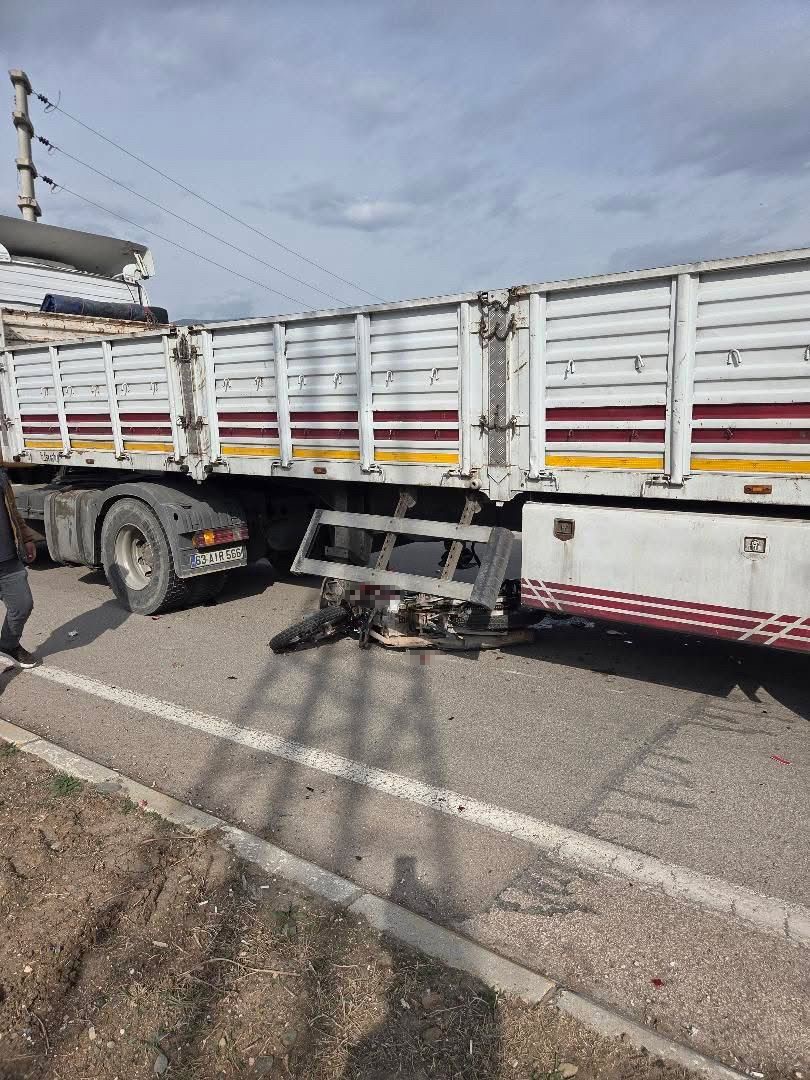 Tırla çarpışan motosikletli yaşamını yitirdi