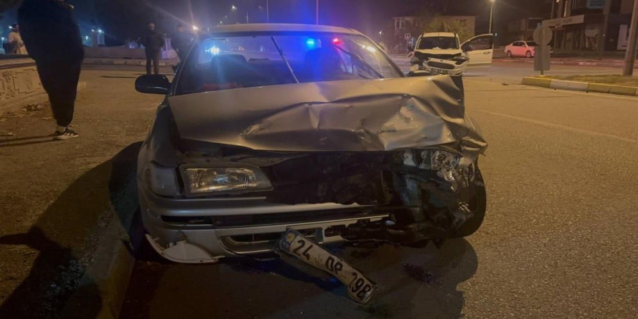 İki araç kafa kafaya çarpıştı: 3 yaralı