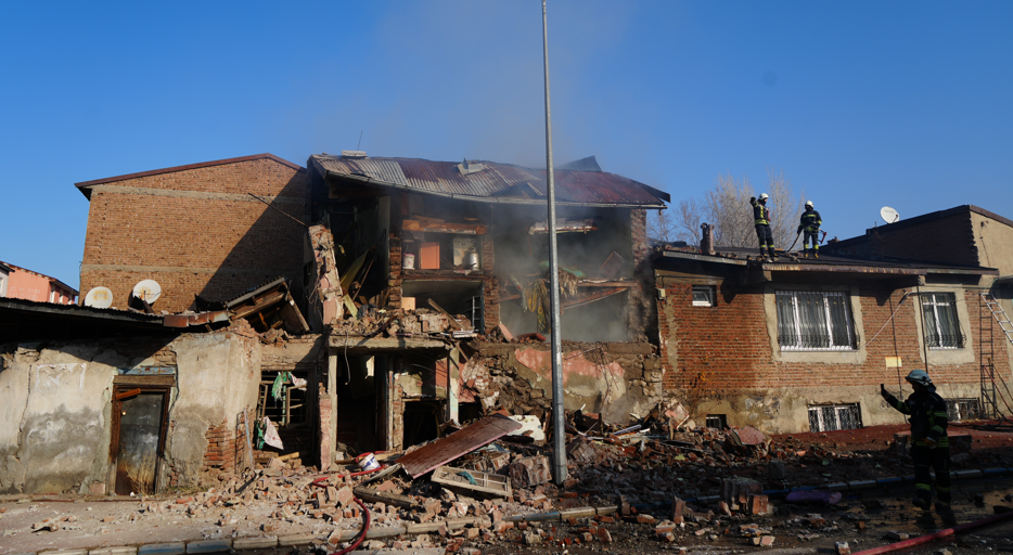 Erzurum'da doğalgaz patladı: 2 ev çöktü