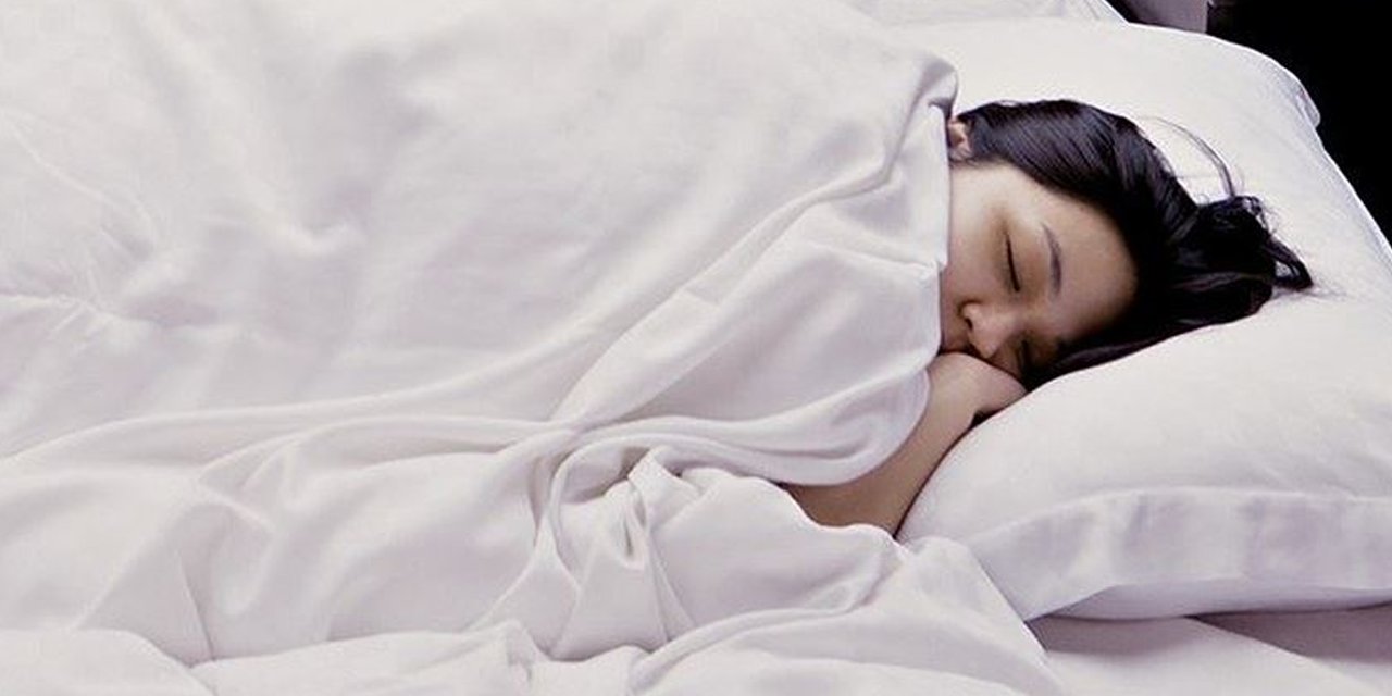 Göğüs ağrısına dikkat: Uykuda yüzüstü pozisyon tehlikeli olabilir