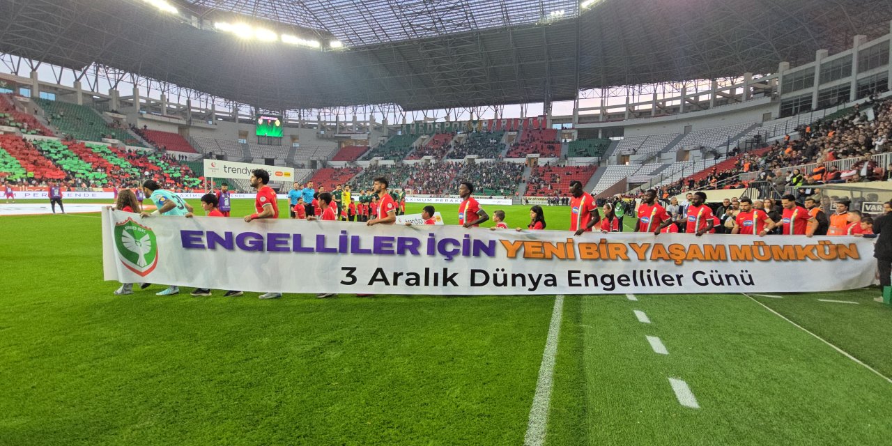 Amedspor Esenler Erokspor Maçı Öncesi Engelliler Haftası'na Anlamlı Dokunuş