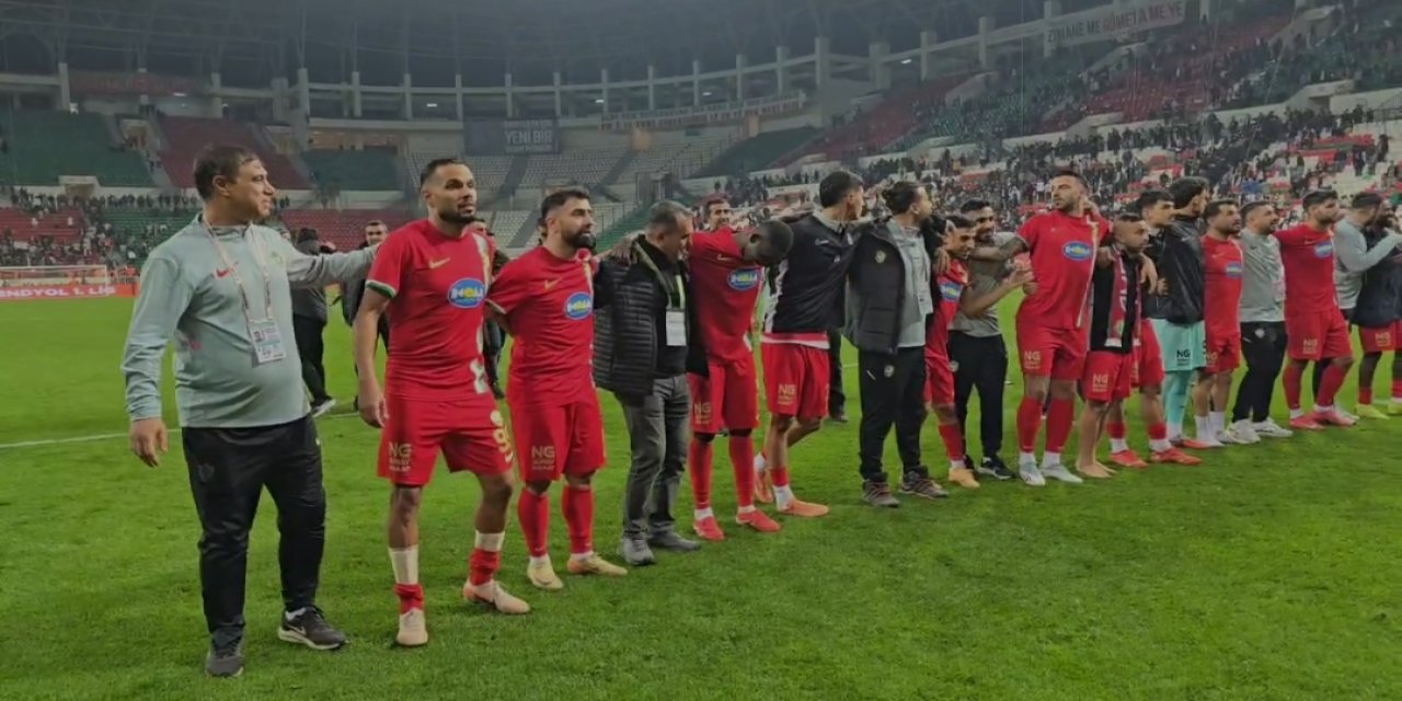 Amedspor galibiyeti "Diren Ha Diyarbekir" ile kutladı
