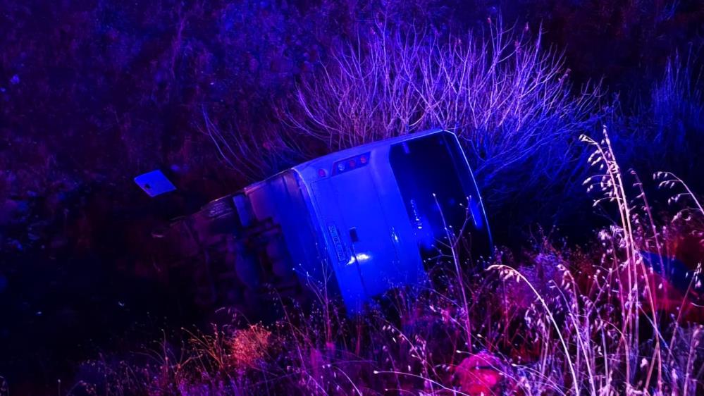 İşçileri taşıyan otobüs devrildi: 17 yaralı