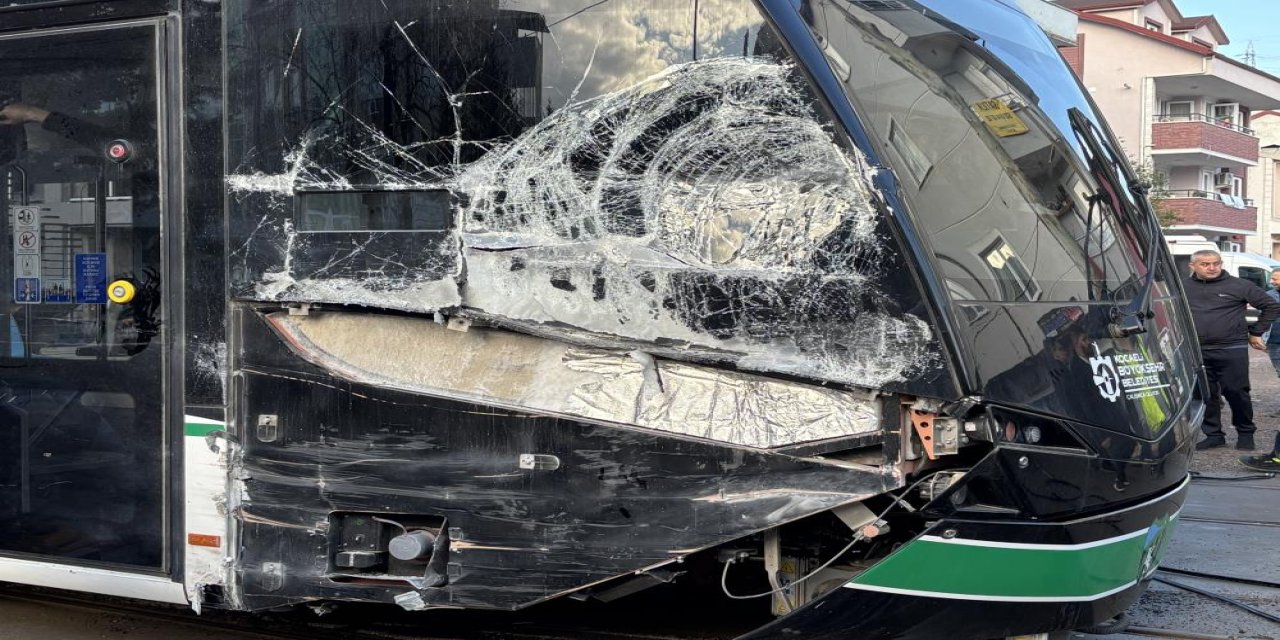 Çöp kamyonu tramvaya çarptı: 3 yaralı