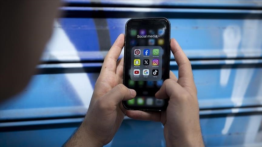 Sosyal medyadaki hayatlar kimlik bunalımına yol açıyor