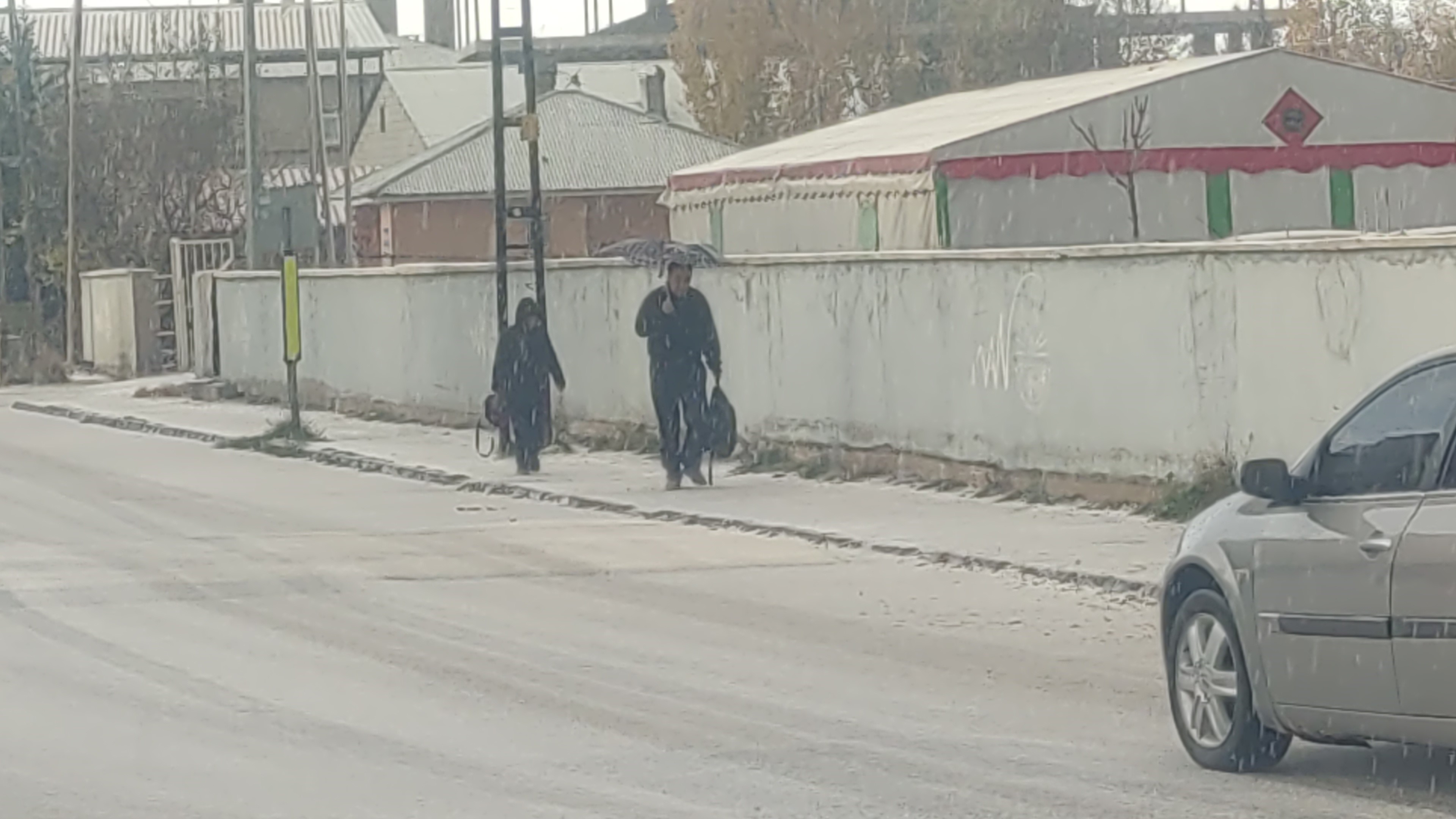 Van’da dolu yağışı sokakları beyaza kapladı