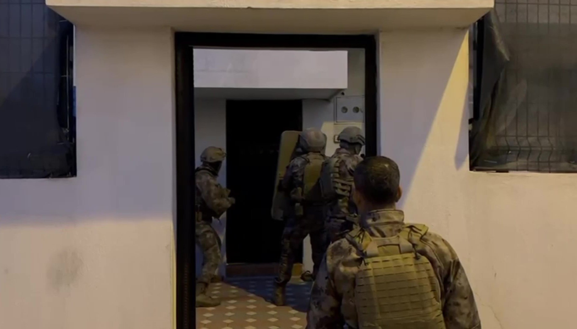 Silah ve mühimmat ticareti şebekesi çökertildi: 11 tutuklama