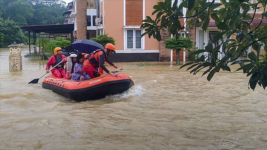 Güneydoğu Asya ülkelerinde afetler 1200'e yakın can aldı