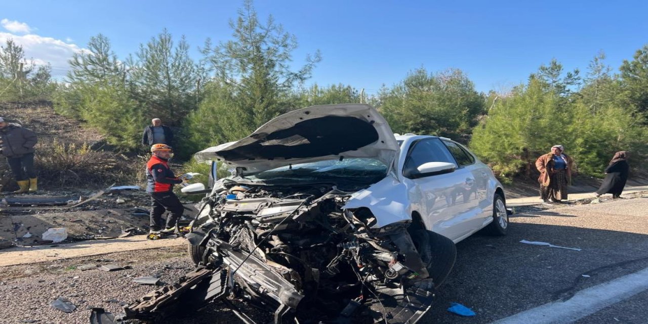 Hafif ticari araçla otomobil çarpıştı: 6 yaralı