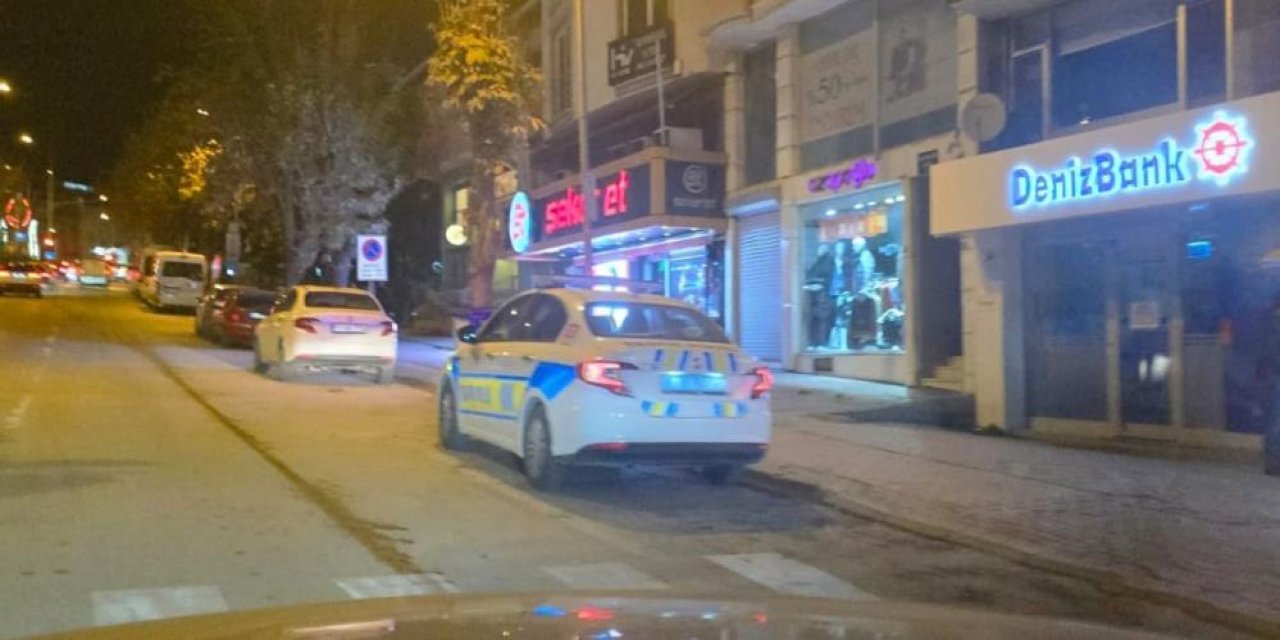 Bacağına saplanan bıçağı çıkartıp karşısındaki kişiyi yaraladı