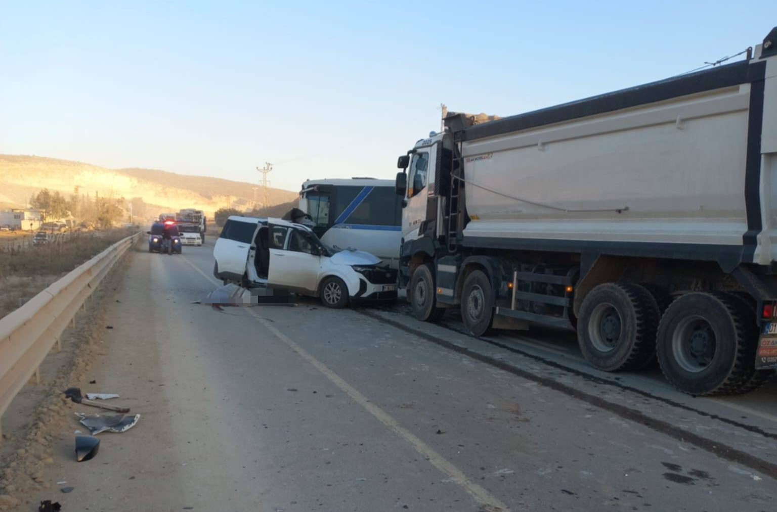 Hafif ticari araçla minibüs çarpıştı: 1 ölü