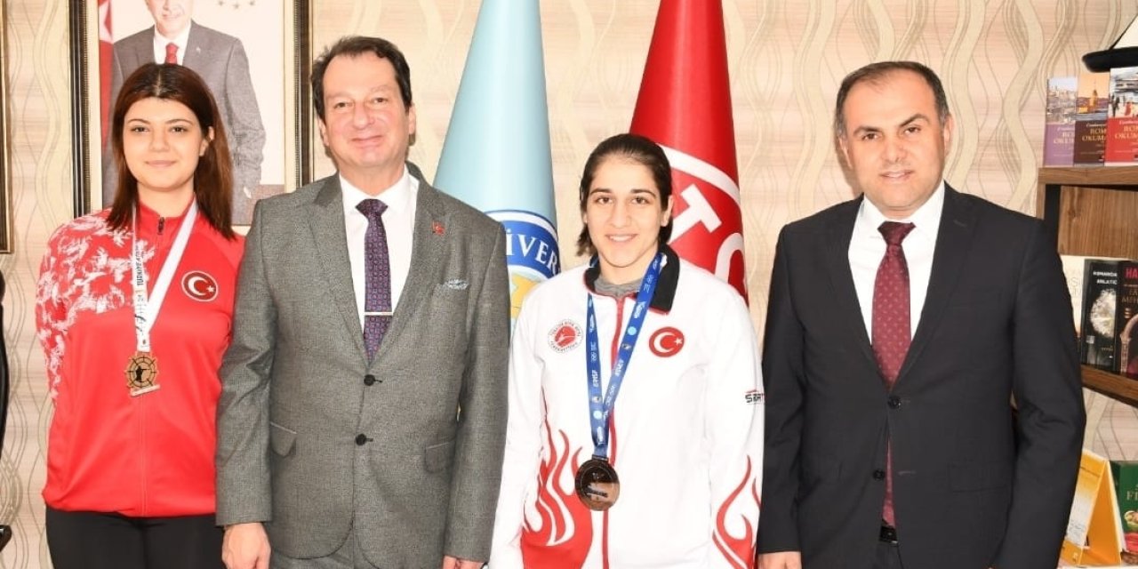 Rektör Eronat milli kick boksçuları kabul etti