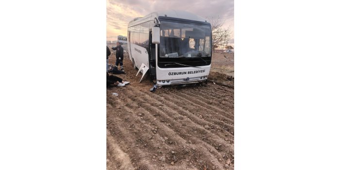 Kamyonet ile midibüs çarpıştı: 17 yaralı