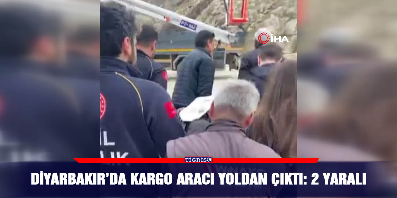 VİDEO - Diyarbakır’da kargo aracı yoldan çıktı: 2 yaralı