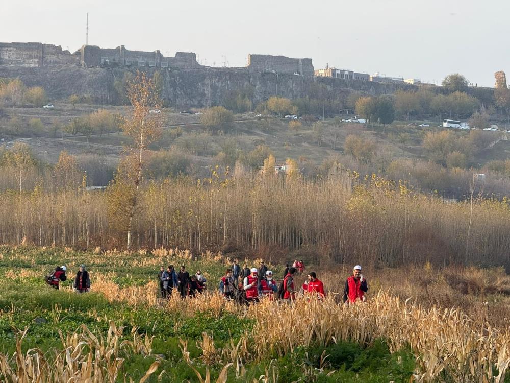 Hevsel Bahçeleri'nde çevre temizliği etkinliği