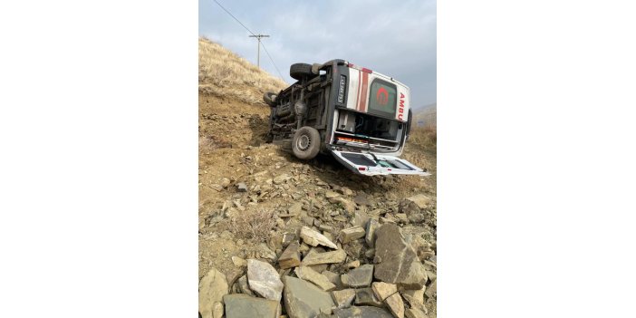 Ambulans devrildi: 3 yaralı