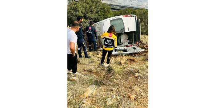 İşçileri taşıyan minibüs devrildi: 1 ölü, 3 yaralı