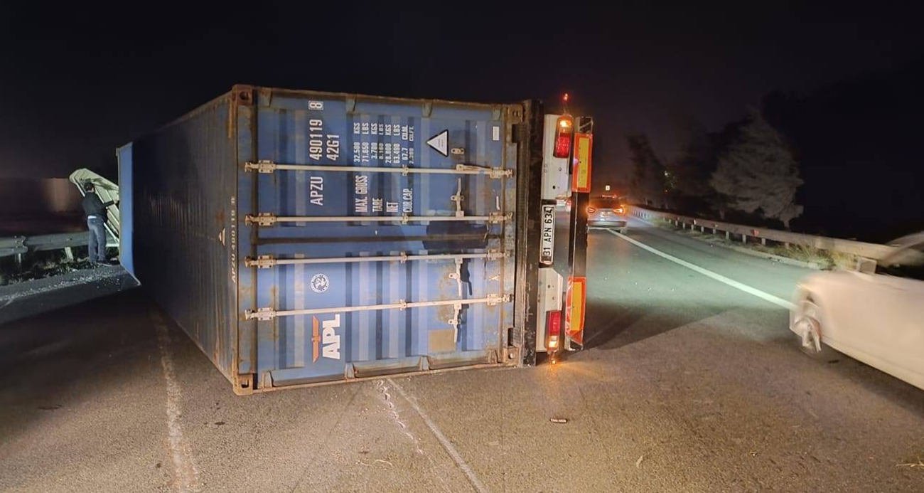 Fırtına nedeniyle tırlar devrildi