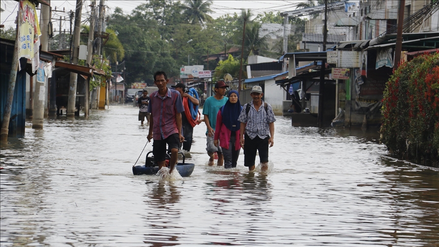 Endonezya'da afetlerde ölenlerin sayısı 900'ü aştı