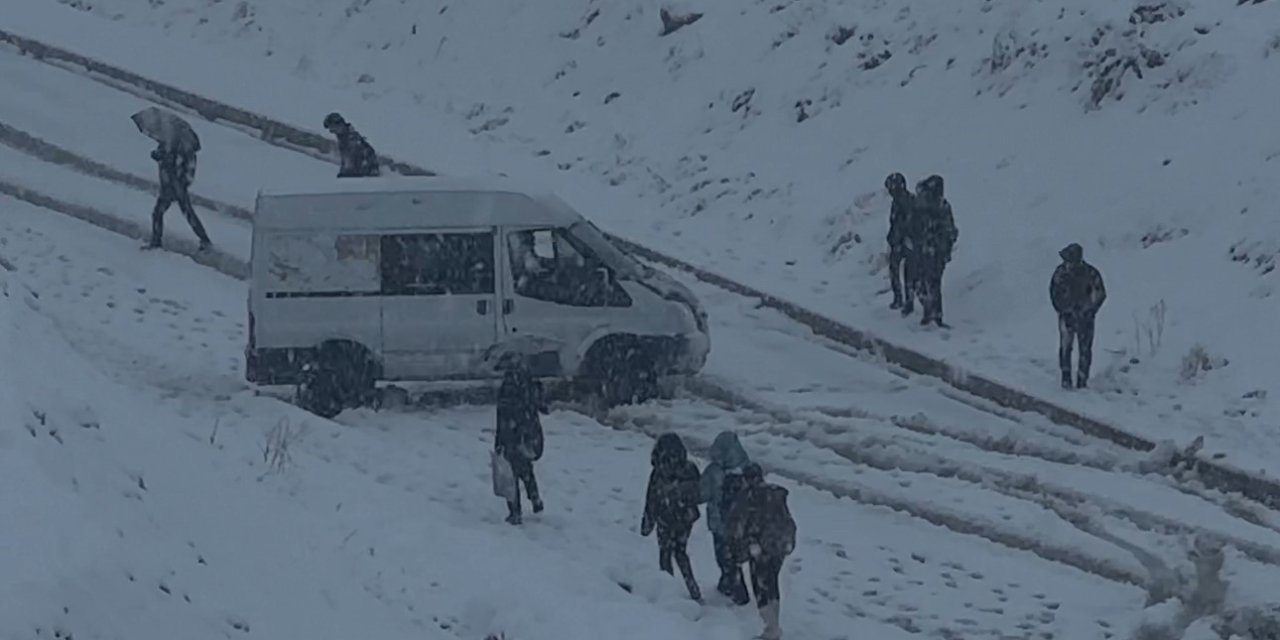 Yüksekova beyaza büründü