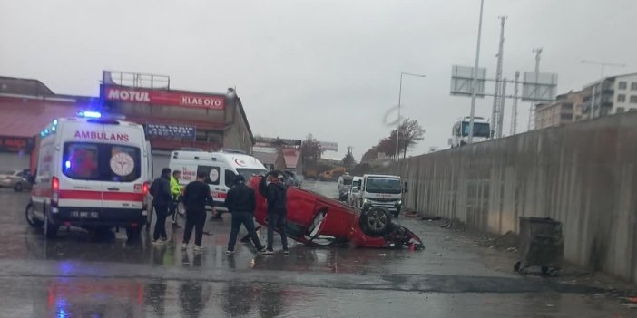 Otomobil köprülü kavşaktan uçtu: 2 yaralı