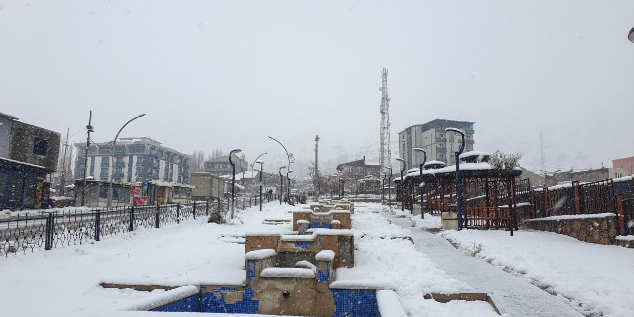 Başkale’de kar kalınlığı 50 santimetreyi buldu