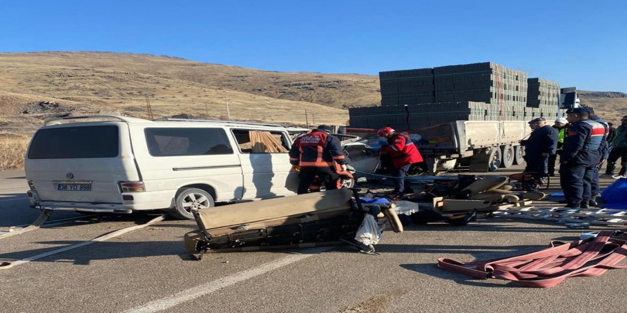 TIR ile minibüs çarpıştı: 3 ölü