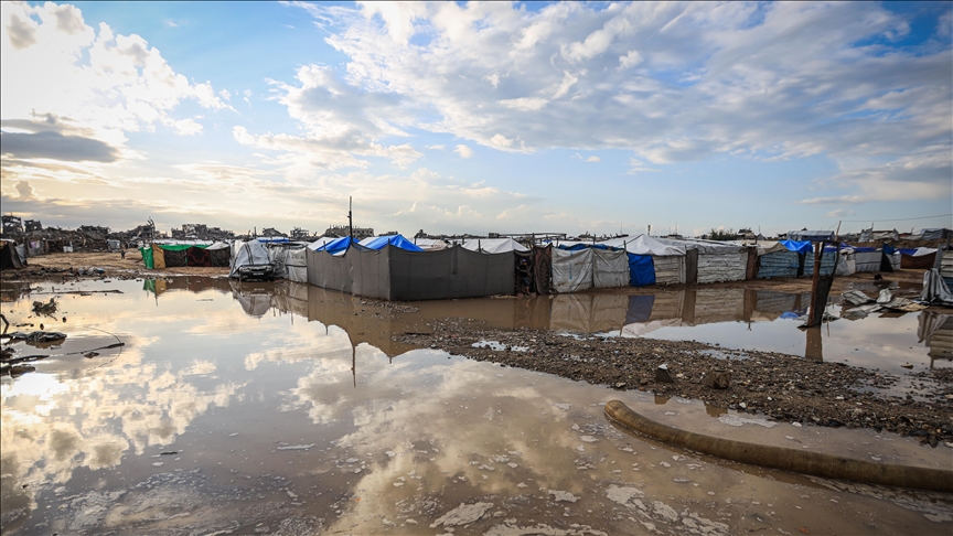 Gazze'de yüzlerce çadır sular altında kaldı