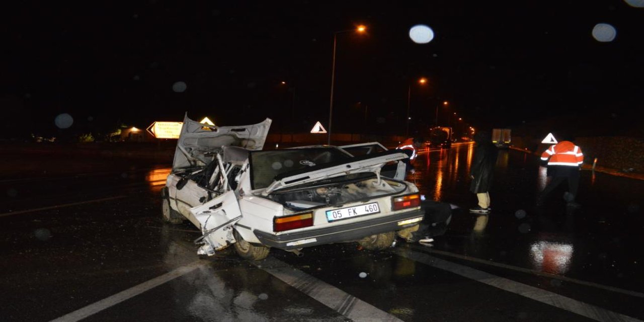 Otomobil tıra çarptı: 4 yaralı