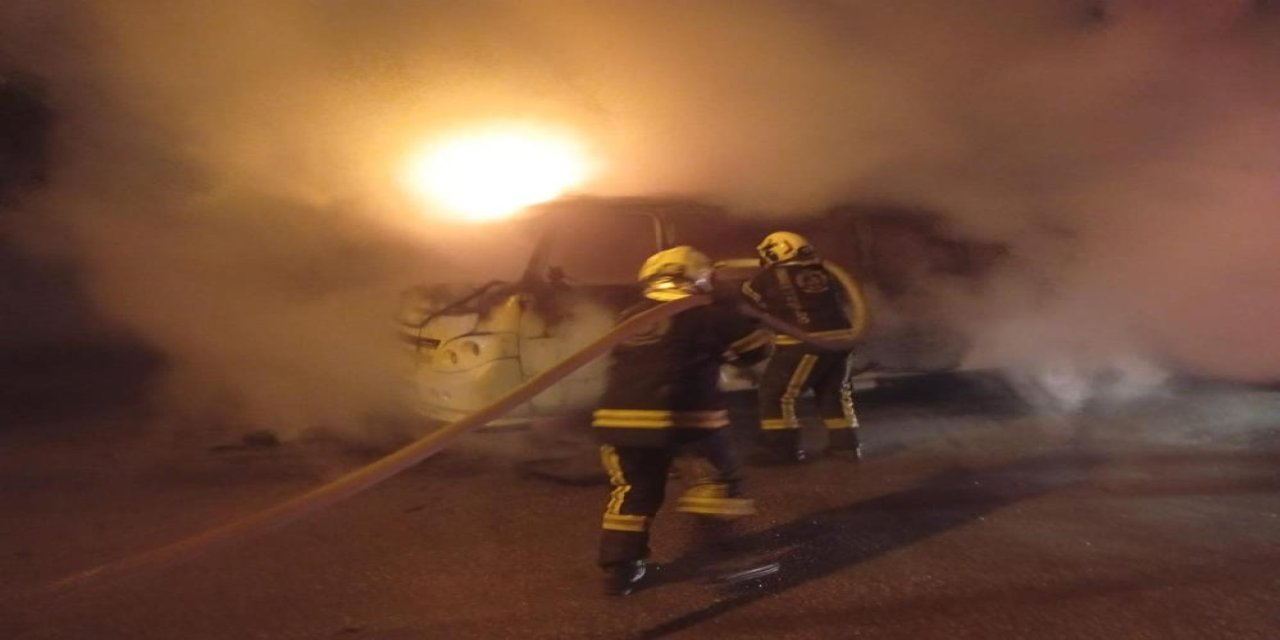 Park halindeki minibüs alev aldı