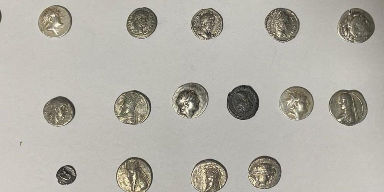 Kargoyla gönderilecek 26 gümüş sikke ele geçirildi