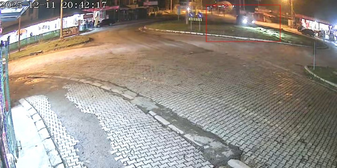 Otomobil kavşaktaki refüje çıktı: 1 yaralı