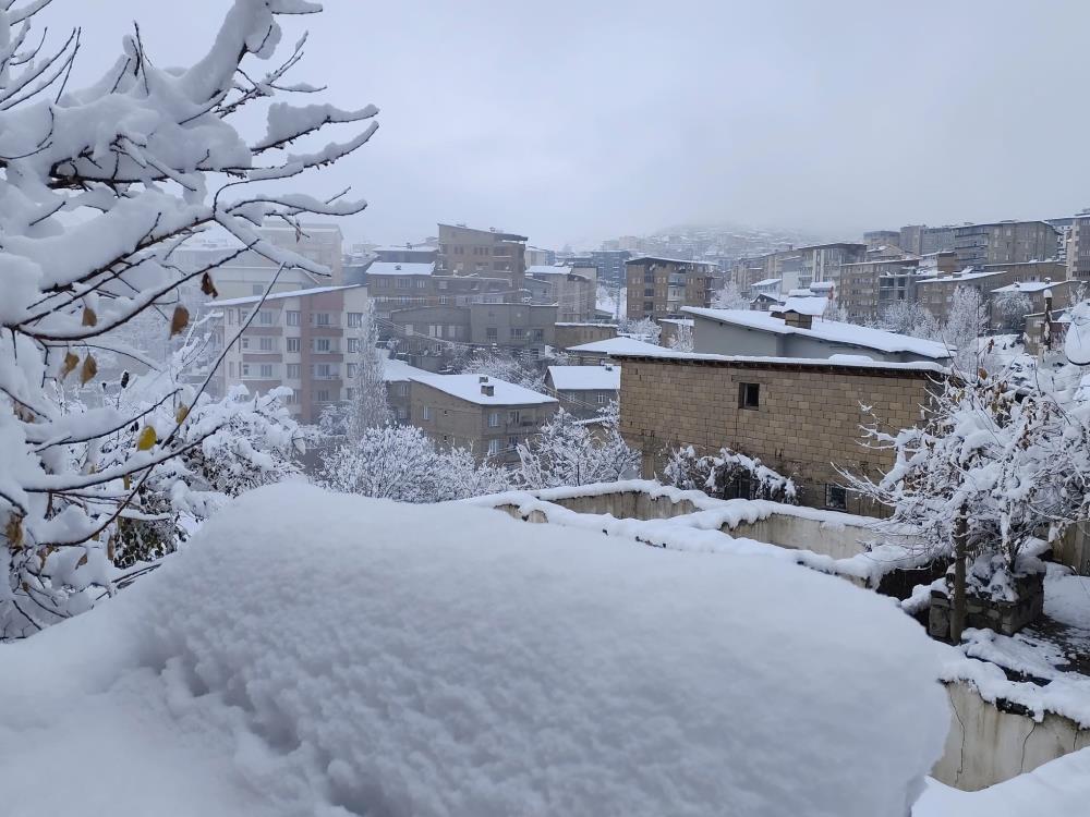 Hakkari'de 13 köy ve 30 mezra yolu ulaşıma kapandı