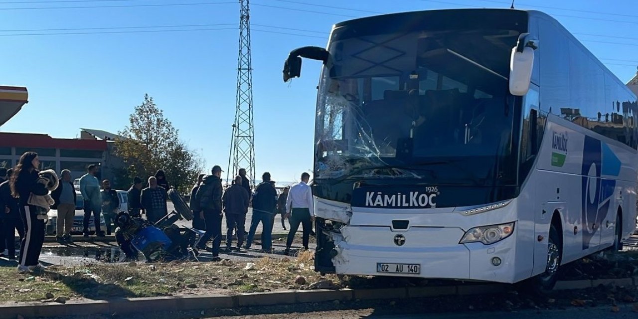 Yolcu otobüsü ile traktör çarpıştı: 1 yaralı