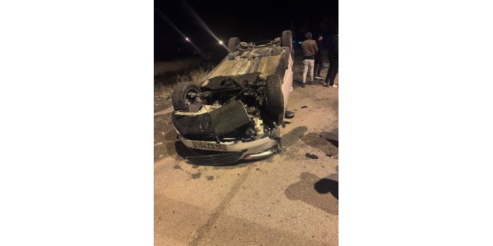 Kaldırıma çarpan araç takla attı: 2 yaralı