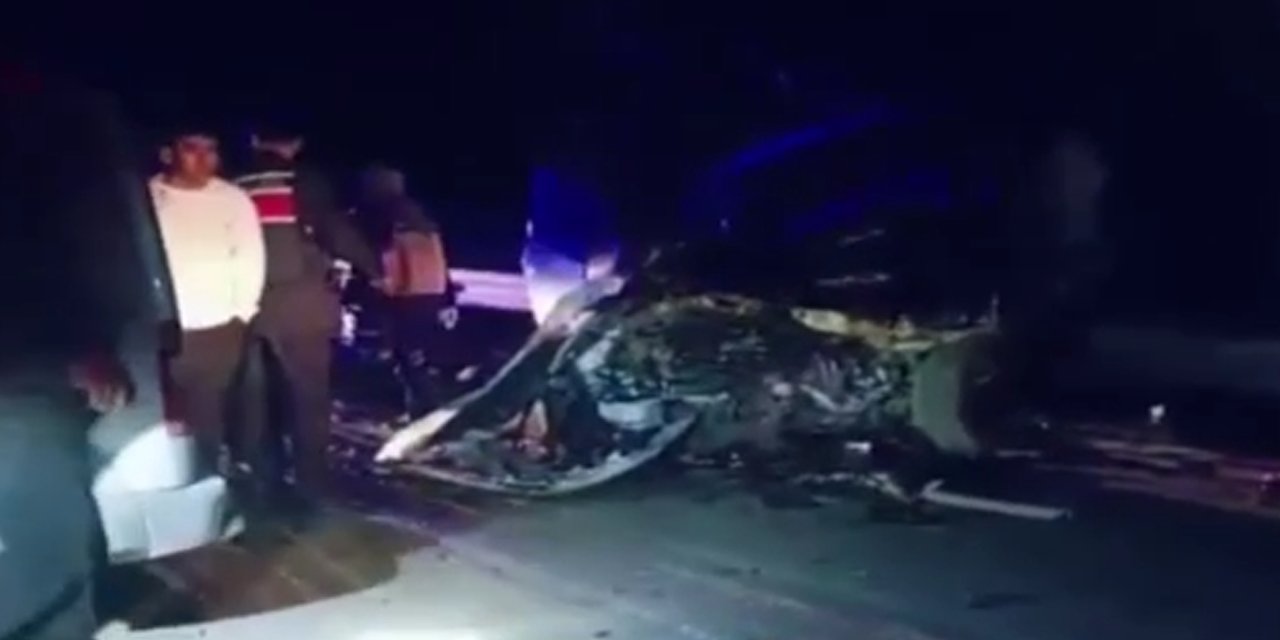 Otomobil ile hafif ticari araç çarpıştı: 3 ölü, 2 yaralı