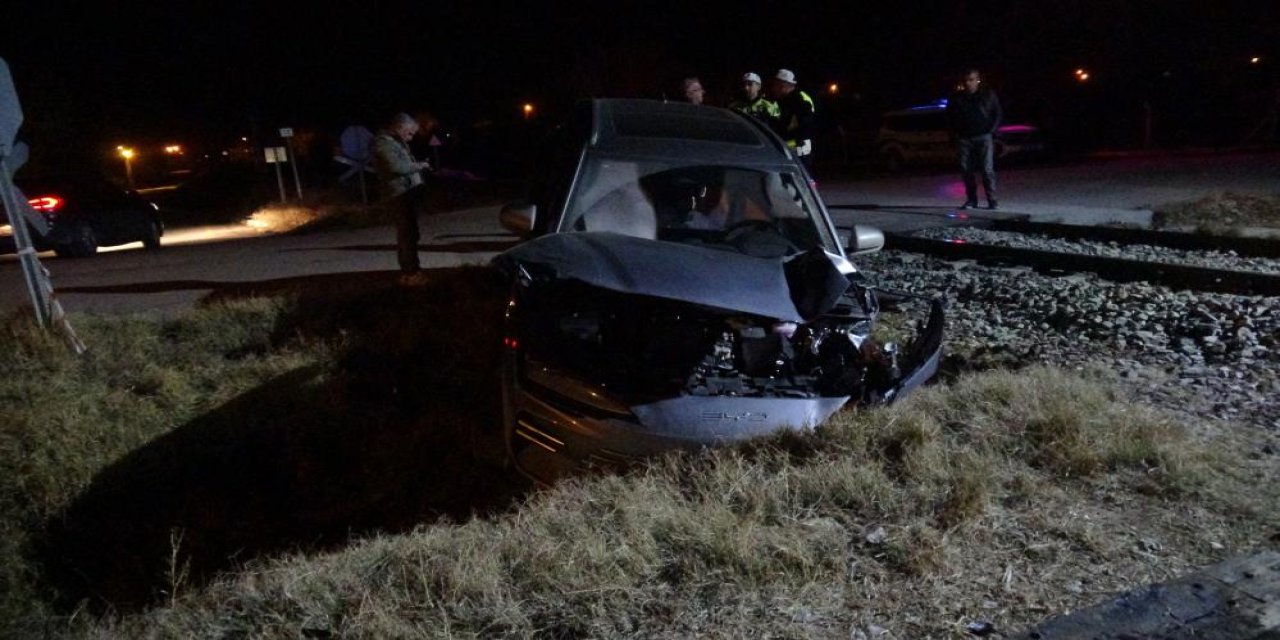 Yük treni otomobile çarptı: 5 yaralı