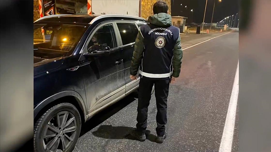 55 göçmen kaçakçısı ile 972 düzensiz göçmen yakalandı