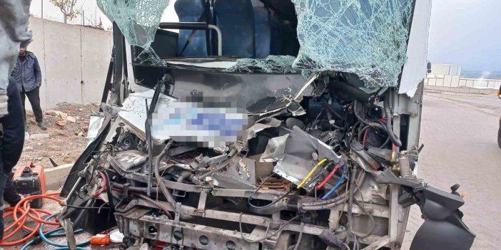 İşçi servisi tıra arkadan çarptı