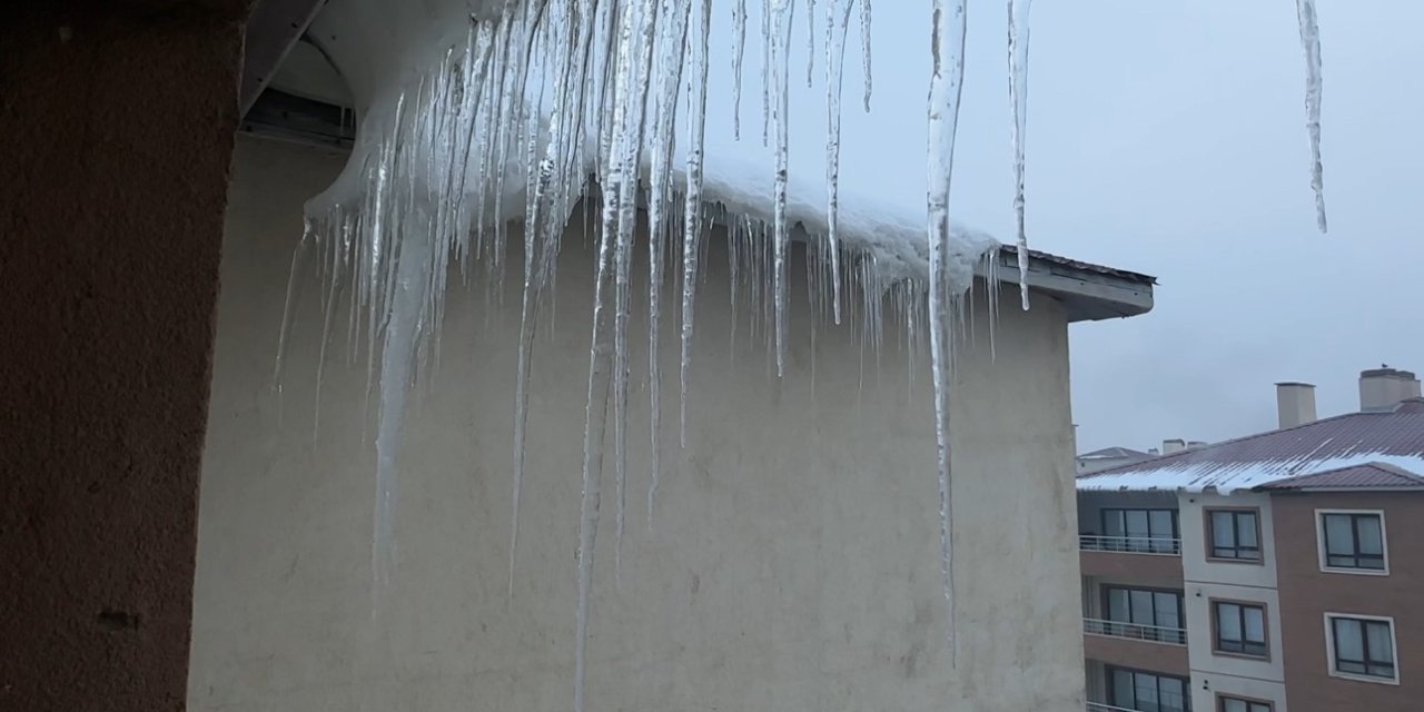 Yüksekova’da buz sarkıtları bir metreyi geçti