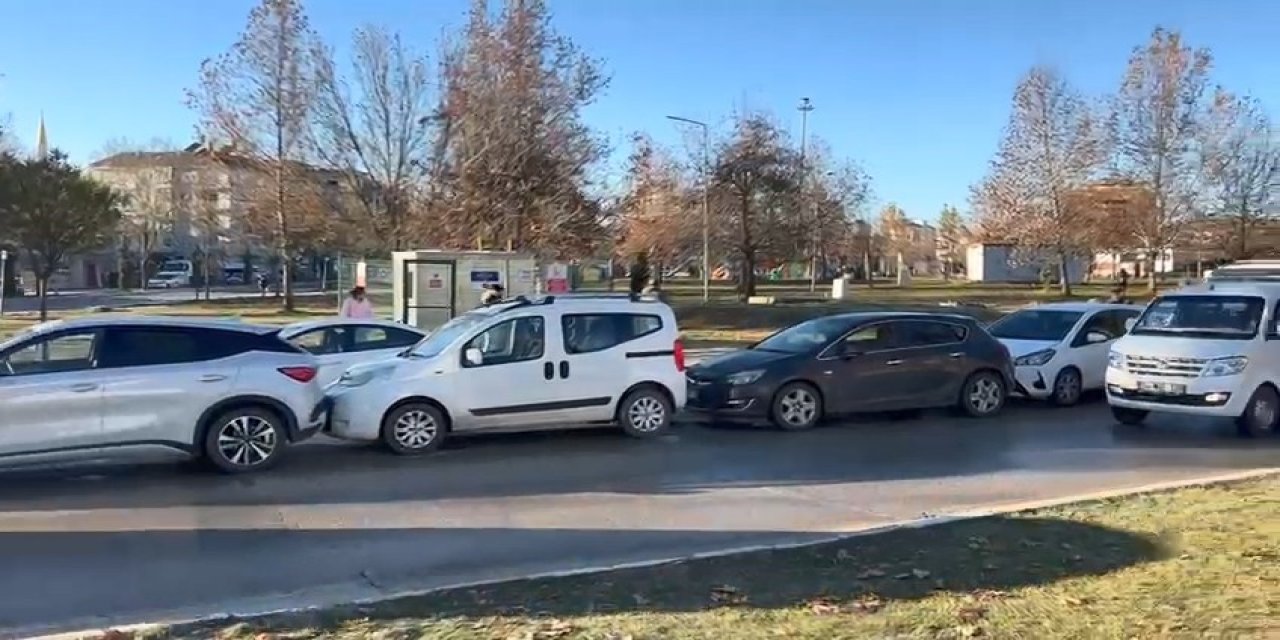 Buzlanma nedeniyle 6 araç birbirine girdi