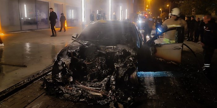 Mardin'de lüks otomobil alev aldı