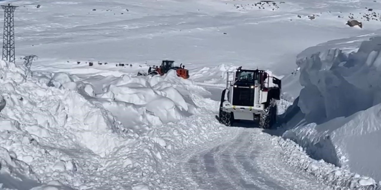 Şırnak’ta kar ve tipi köy yollarını kapattı