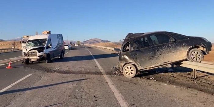 Minibüs ile otomobil çarpıştı: 3 yaralı