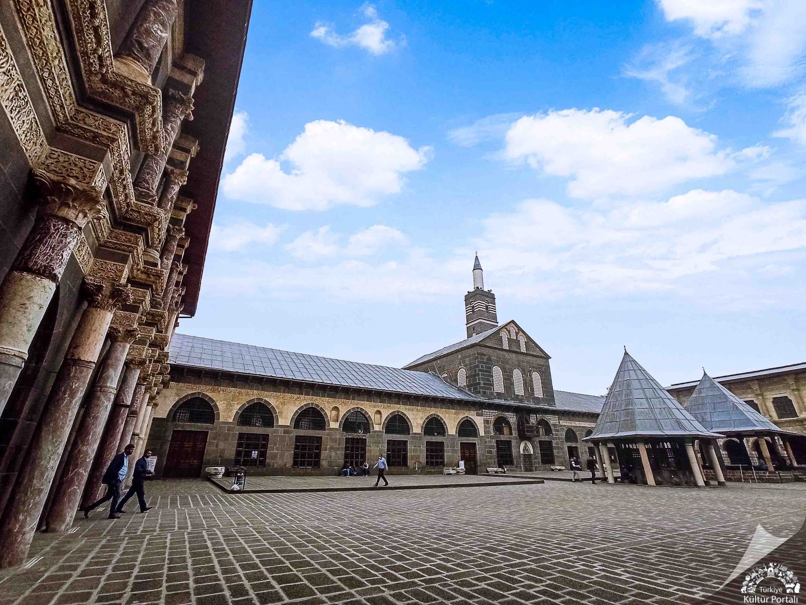 Üç aylar yarın başlıyor