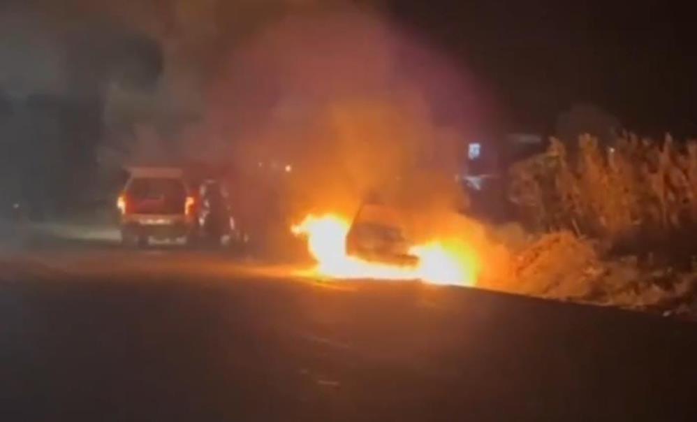 Urfa’da bir kişi otomobilini ateşe verdi