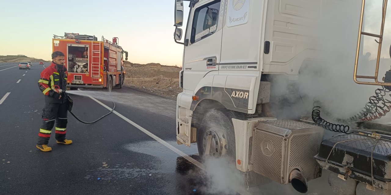 Bingöl'de seyir halindeki tırda yangın paniği