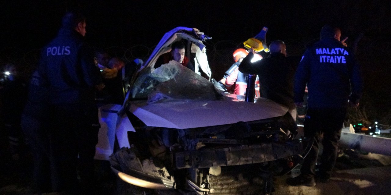 Kontrolden çıkan otomobil direğe çarptı: 2 yaralı